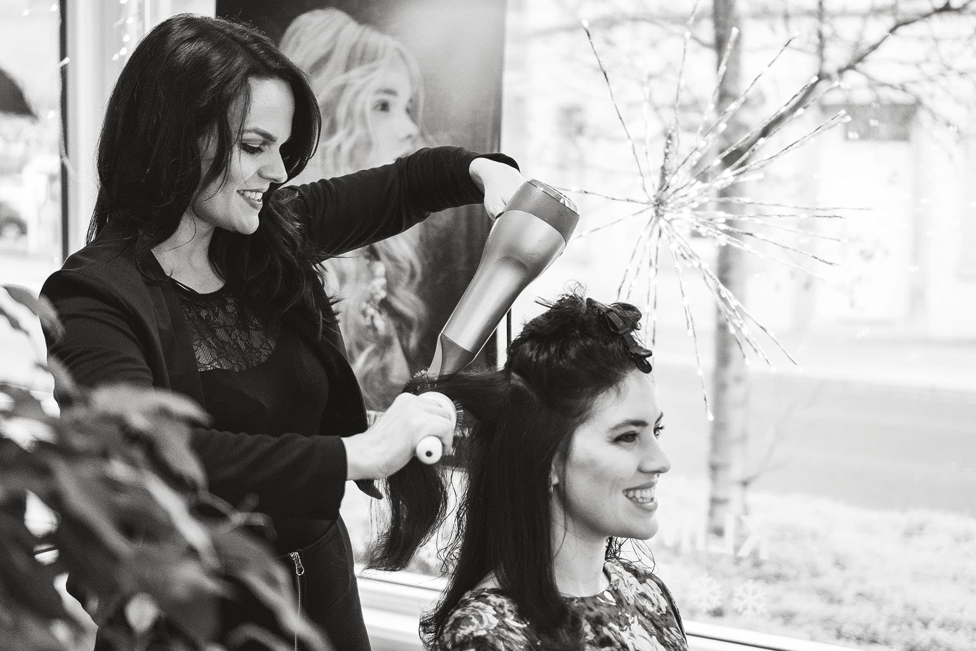 Friseurin föhnt und stylt einer Kundin die Haare im Friseursalon Haar Concept in Wasserbillig / Mertert