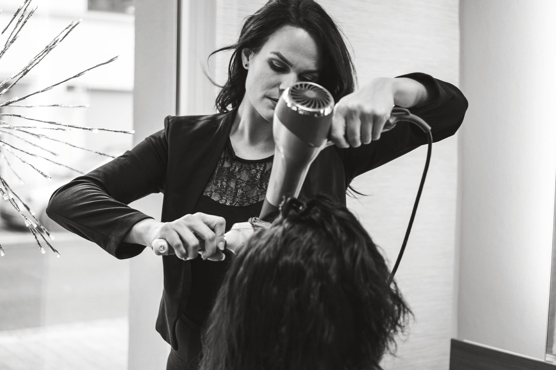 Friseurin föhnt und stylt einer Kundin die Haare im Friseursalon Haar Concept in Wasserbillig / Mertert Friseurin föhnt und stylt einer Kundin die Haare im Friseursalon Haar Concept in Wasserbillig / Mertert
